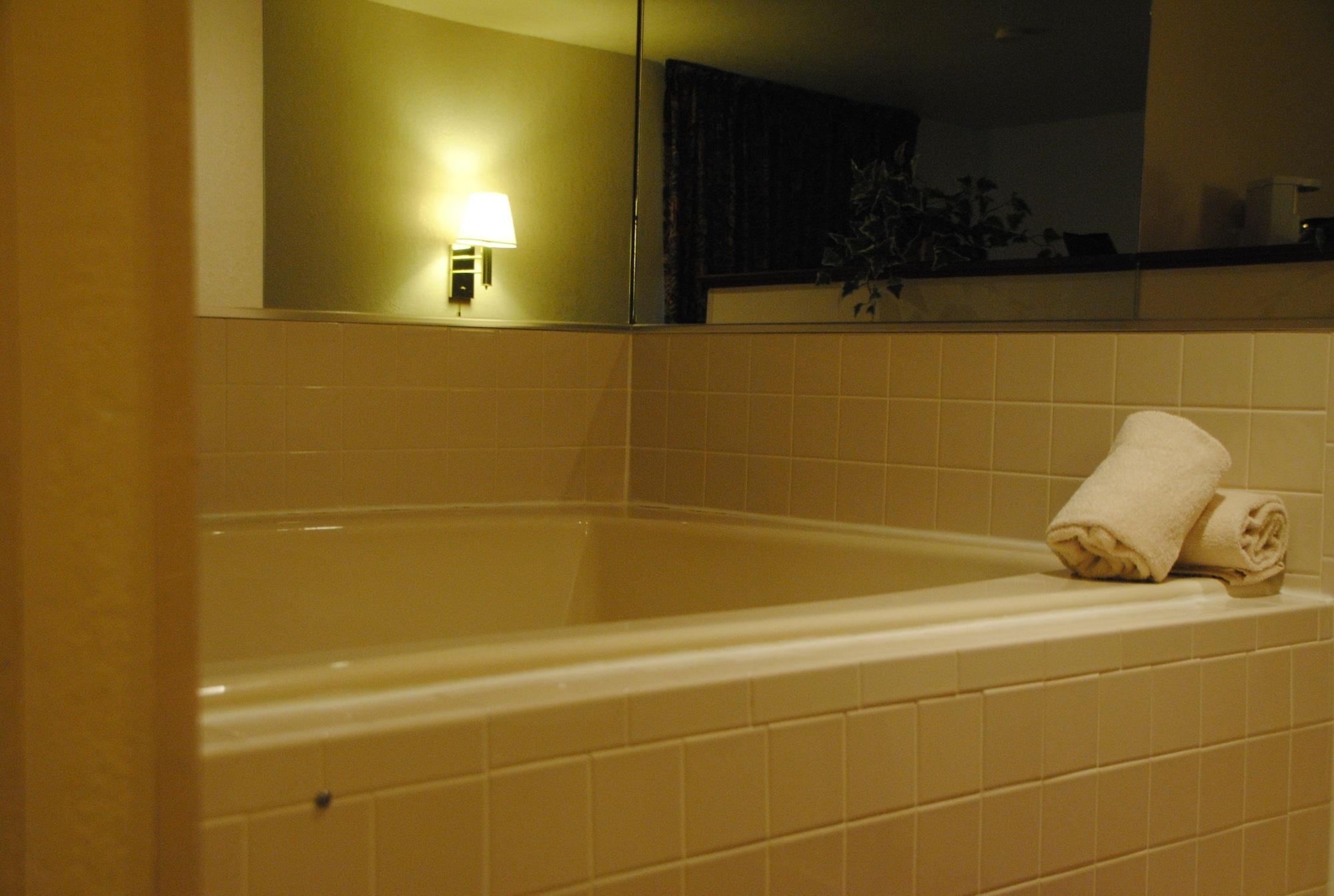 Super 8 By Wyndham Madison In Hotel Bagian luar foto
