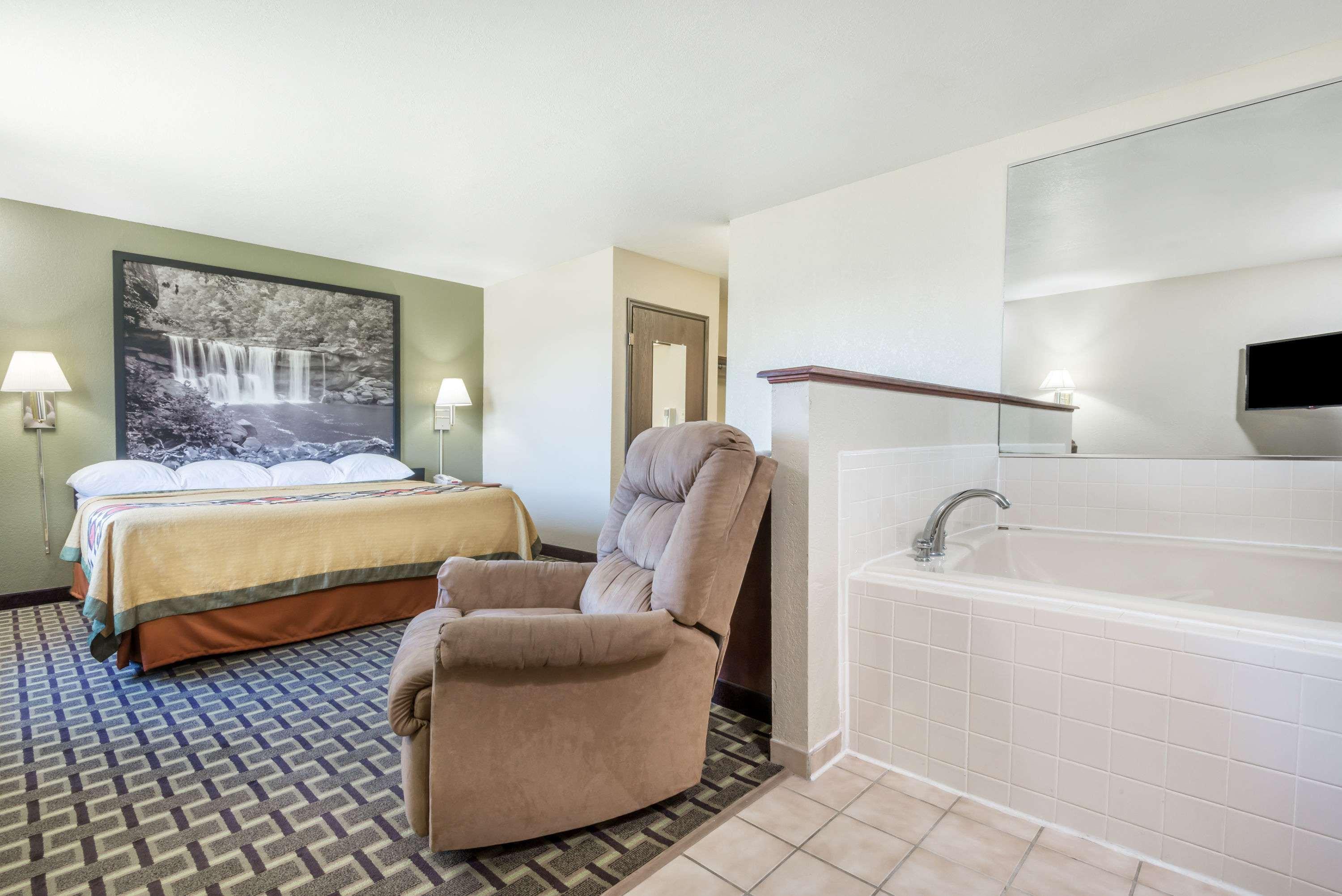 Super 8 By Wyndham Madison In Hotel Bagian luar foto