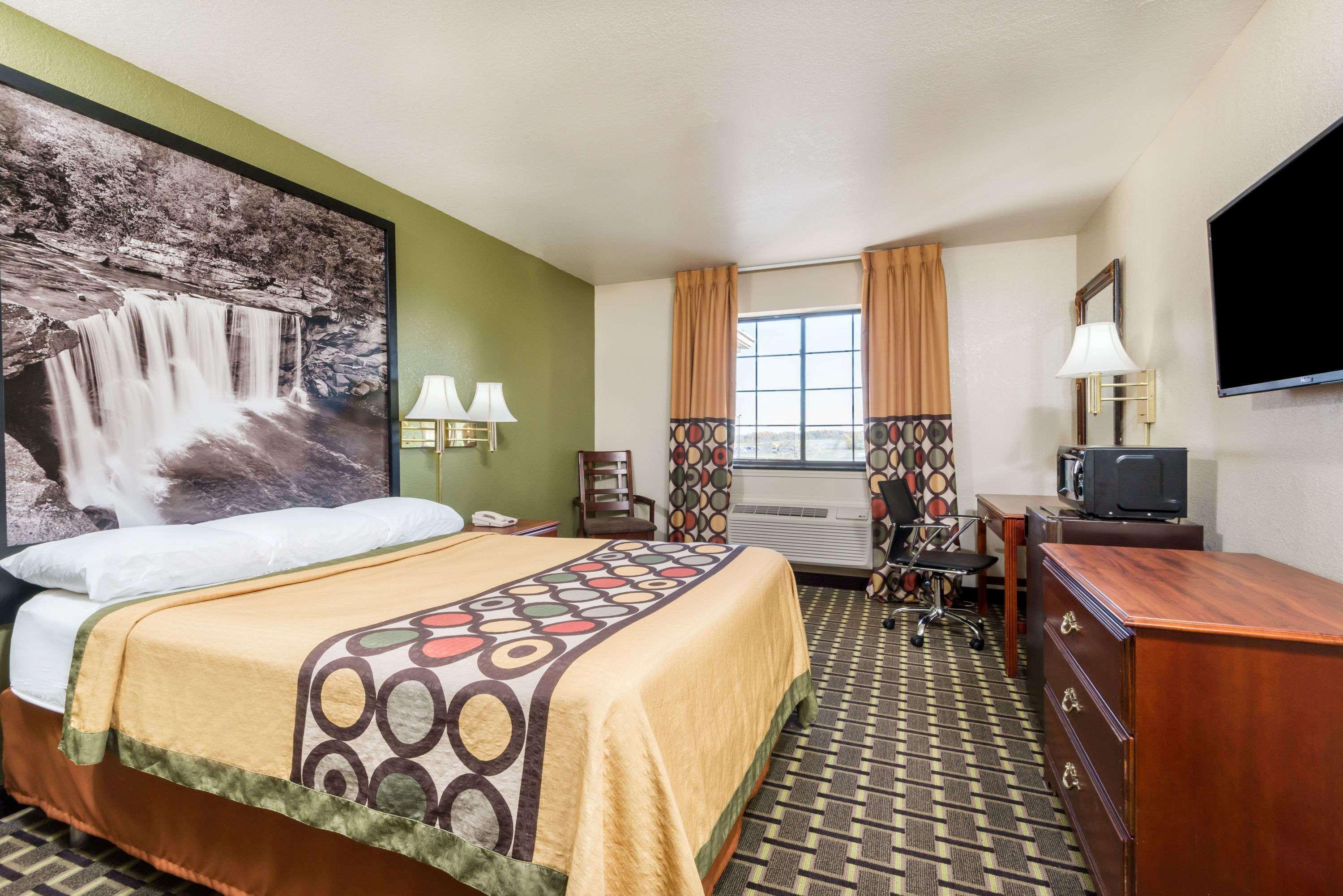 Super 8 By Wyndham Madison In Hotel Bagian luar foto