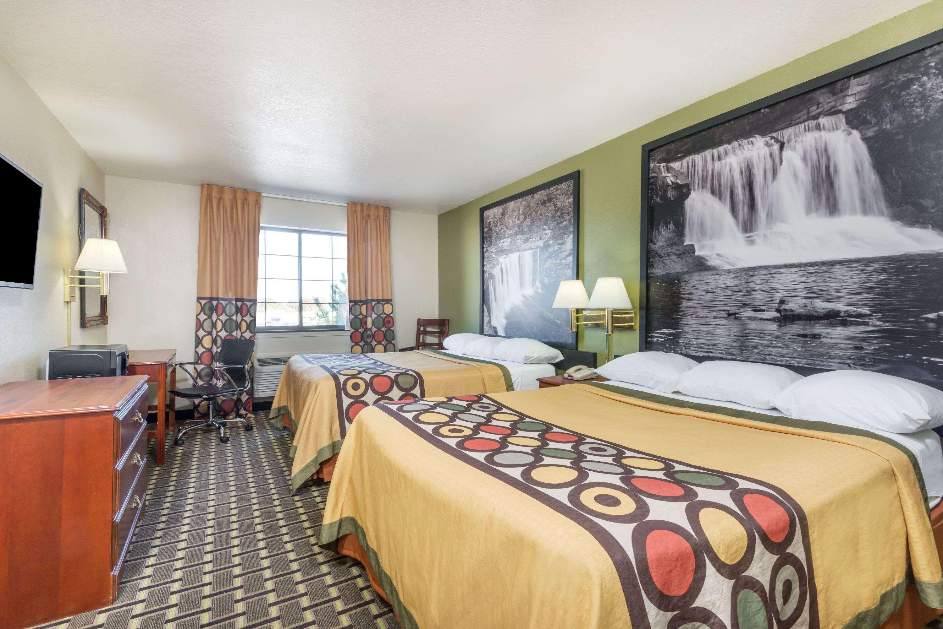 Super 8 By Wyndham Madison In Hotel Bagian luar foto