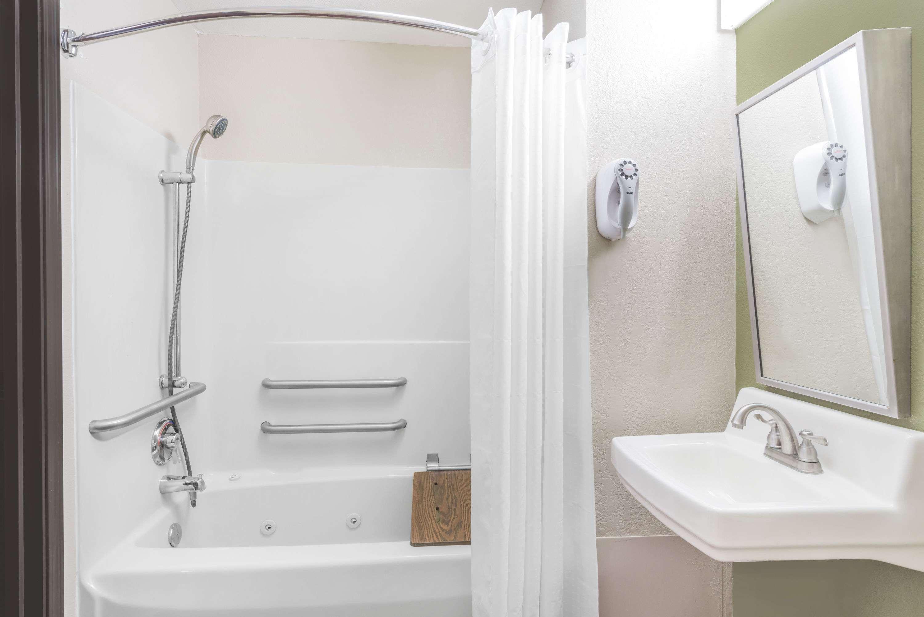Super 8 By Wyndham Madison In Hotel Bagian luar foto