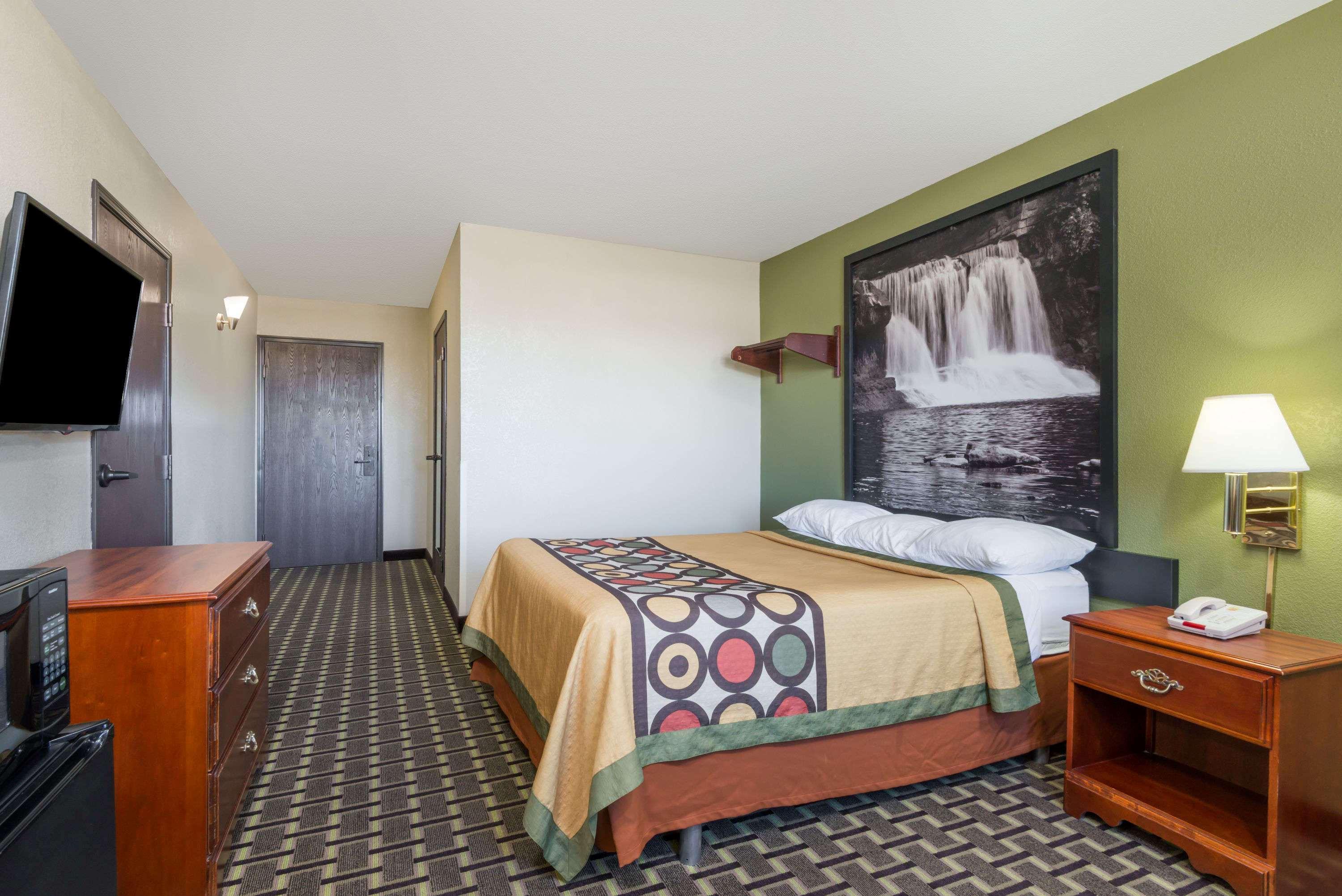 Super 8 By Wyndham Madison In Hotel Bagian luar foto