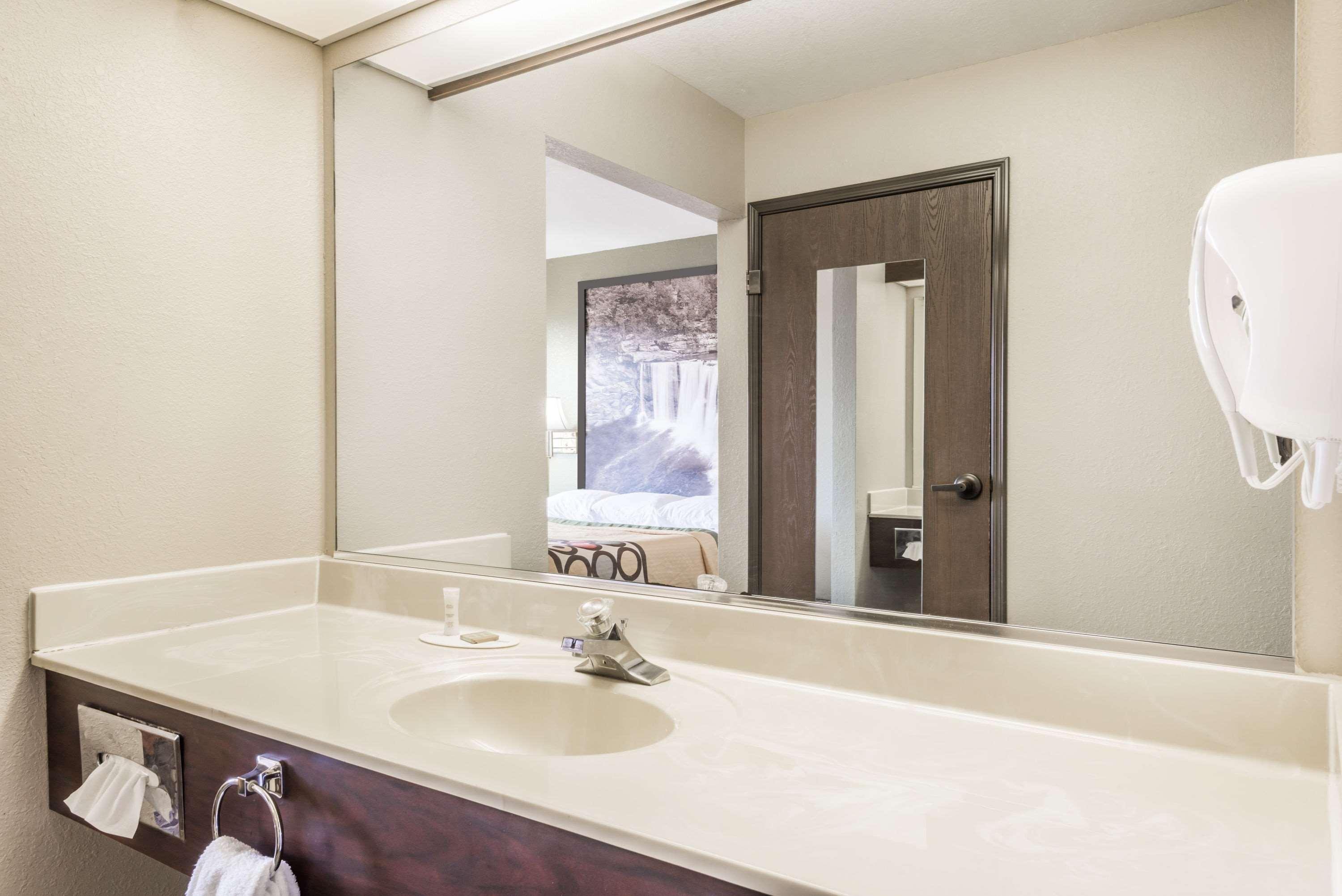 Super 8 By Wyndham Madison In Hotel Bagian luar foto