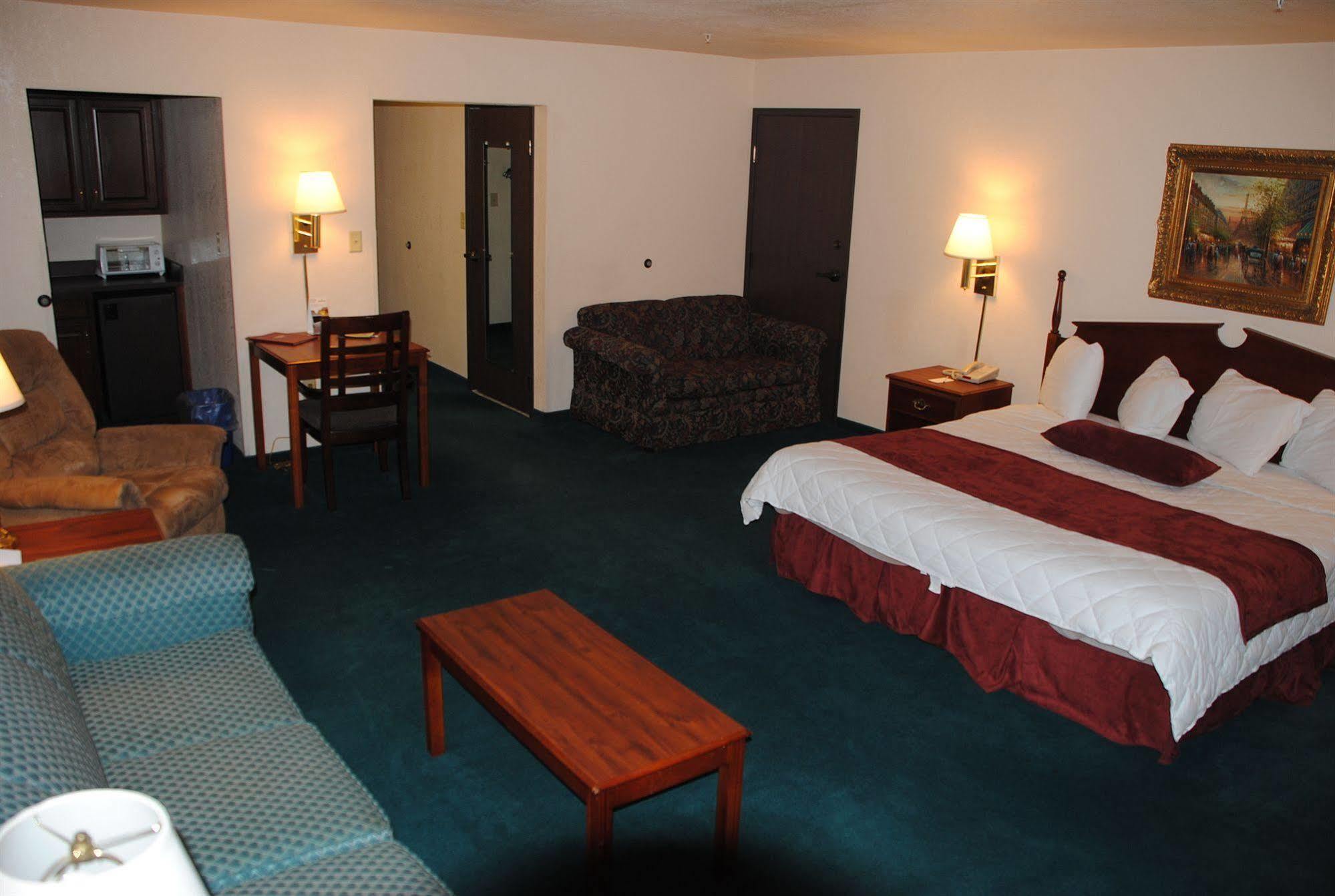 Super 8 By Wyndham Madison In Hotel Bagian luar foto